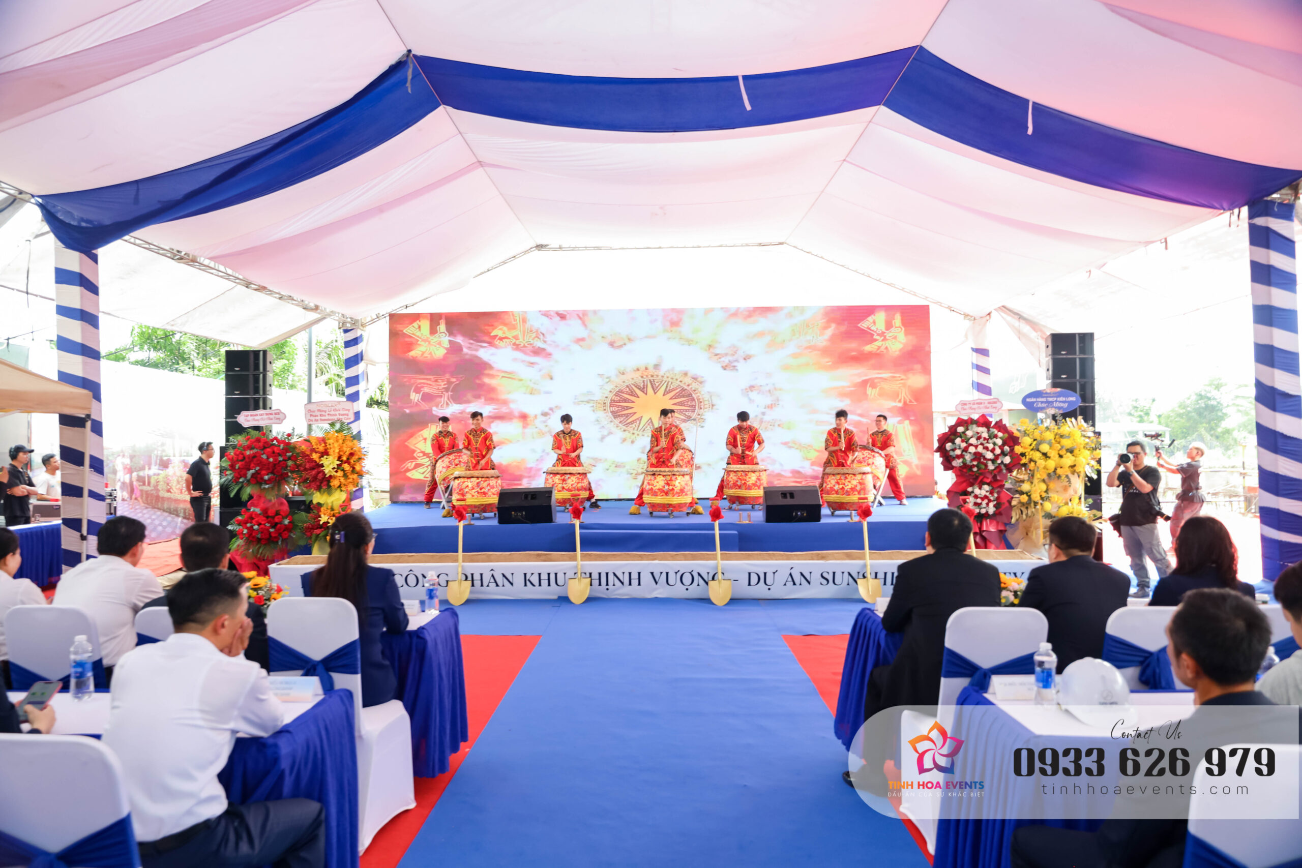 Không gian biểu diễn và ekip hỗ trợ chương trình